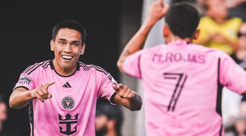 Matias Rojas y Diego Gómez festejando un gol