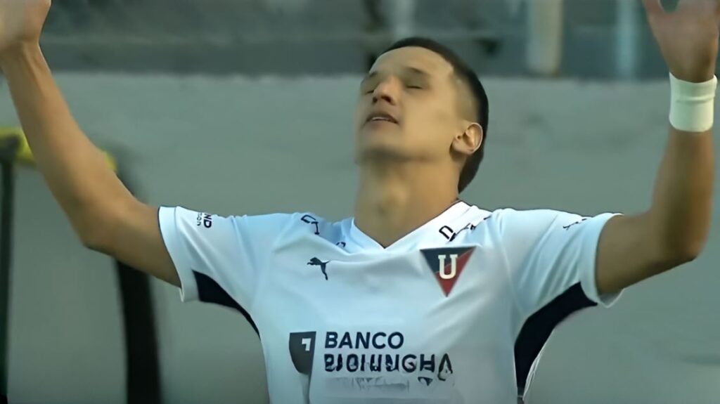 Álex Arce celebra su gol número 18 en LigaPro con la camiseta de Liga de Quito.