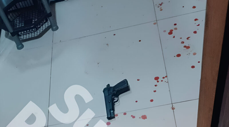 Policía resguarda la escena en Ñemby donde un adolescente falleció por un disparo accidental con el arma de su padre militar