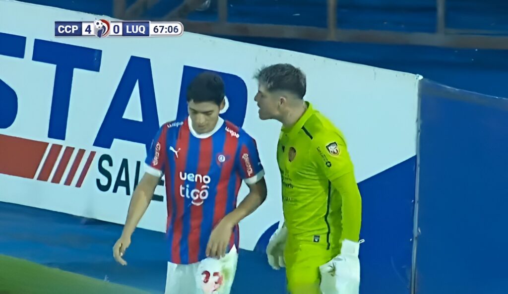 El arquero Alfredo Aguilar de Sportivo Luqueño recrimina a Derlis Rodríguez de Cerro Porteño tras intentar un 'sombrerito' en pleno partido.