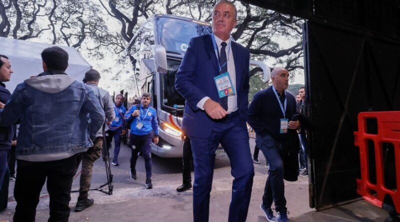 Gustavo Alfaro ajustando la estrategia de la selección paraguaya para los partidos de octubre 2024
