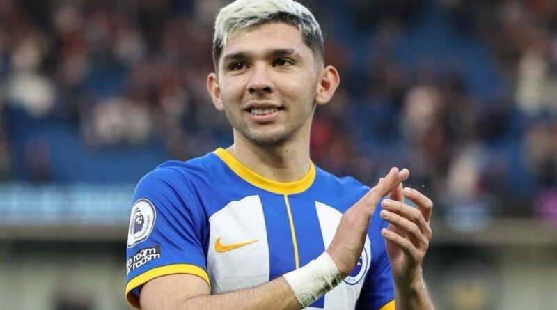 Julio Enciso, joven promesa paraguaya del Brighton, en acción durante un partido en la Premier League.