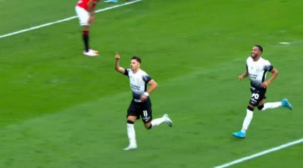 Ángel Romero celebrando su doblete en la victoria del Corinthians sobre Atlético Goianiense en el Brasileirão 2024, con el estadio vibrando detrás