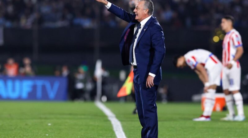 Gustavo Alfaro anunciando la lista de convocados de la Albirroja para los partidos de octubre 2024