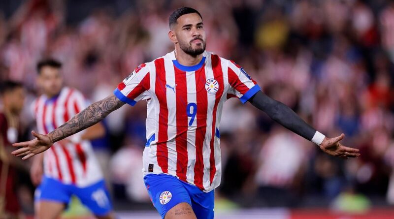 Aficionados paraguayos celebran la victoria eufórica en el Estadio Defensores del Chaco tras el triunfo 2-1 sobre Venezuela