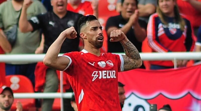 Gabriel Ávalos celebra su gol en la victoria de Independiente ante Deportivo Riestra.