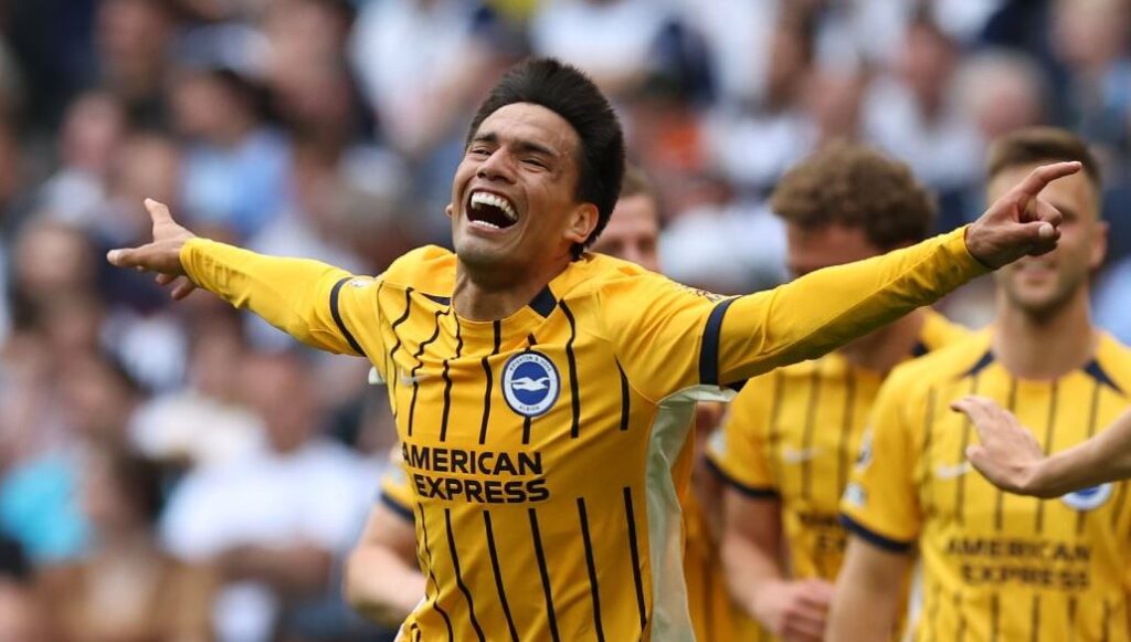 Diego Gómez celebra su primer gol con el Brighton en la goleada 4-1 contra el Tottenham en la Premier League.