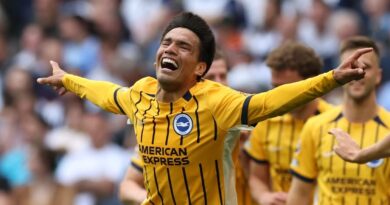 Diego Gómez celebra su primer gol con el Brighton en la goleada 4-1 contra el Tottenham en la Premier League.