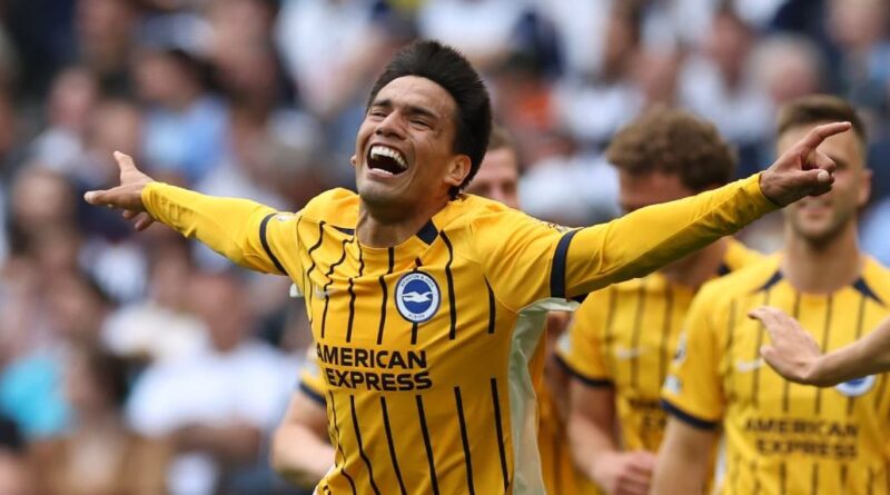 Diego Gómez celebra su primer gol con el Brighton en la goleada 4-1 contra el Tottenham en la Premier League.