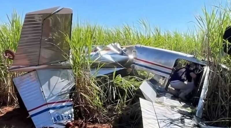 Avioneta Cessna 185 accidentada en Campo 9, Caaguazú, tras un aterrizaje forzoso. Los cinco tripulantes salieron ilesos.