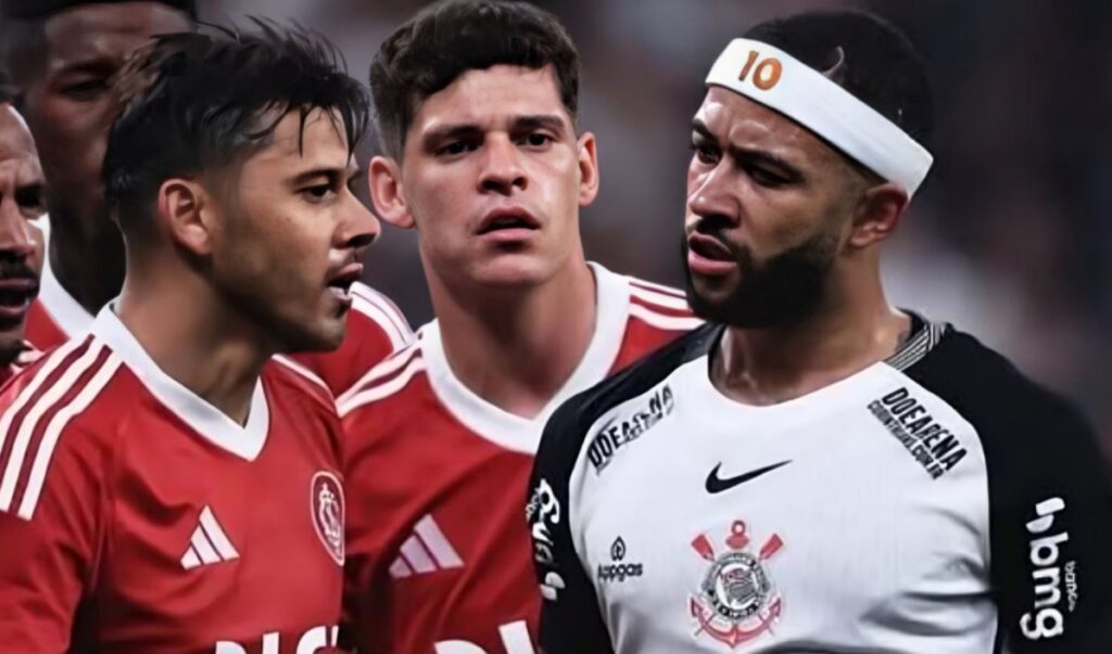 Memphis Depay sorprendido al ver a Óscar Romero, el gemelo de su compañero Ángel, durante un partido entre Corinthians e Internacional.