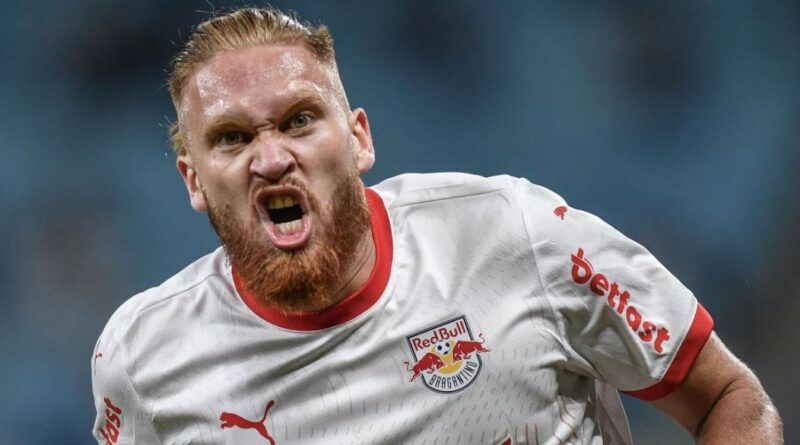 Isidro Pitta celebra su golazo en la victoria del Bragantino sobre Vasco da Gama en el Brasileirão.