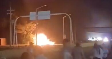 VIDEO: Noche de terror en Pedrozo: camión sin frenos arrastra vehículos y provoca un incendio