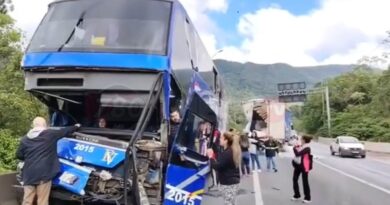 Bus con pasajeros paraguayos embiste contra un camión en Florianópolis: todos están fuera de peligro