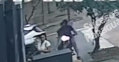 Acoso en plena calle: motociclista habría manoseado a una mujer y escapó (VIDEO)